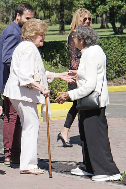 Sara Giménez, coordinadora y asistente de María, saluda a la fotógrafa de la Fundación Jorge Luis Borges, Amanda Ortega.