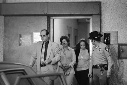 Sara Jane Moore es trasladada de su prisión en e condado de San Mateo a su juicio en los tribunales de San Francisco por el intento de magnicidio de Gerald Ford