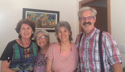Sara junto a Elsa, Carlos y "Negrita", los primeros tripulantes del motorhome