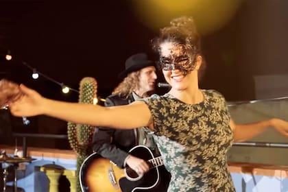 Sara, la única hija de Pau Donés, aparece en el último video de Jarabe de Palo, "Eso que tú me das"