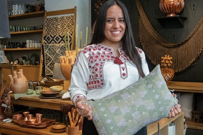 Sara Meneses Cuapio, es una estudiosa y observadora del diseño contemporáneo mexicano.