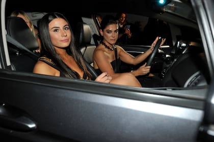Sara Stewart Brown y Lola Lanata llegan al casamiento en Exaltación de la Cruz
