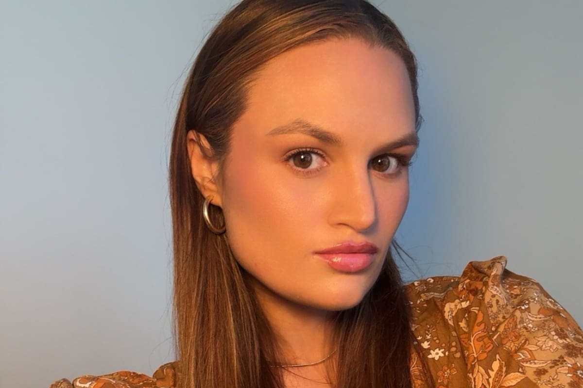 Sara Trent, una joven influencer estadounidense, mostró cómo quedó su rostro tras aplicar por más de ocho horas autobronceante