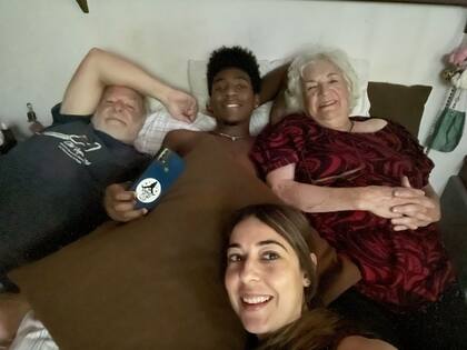 Sara Vallejo con su hijo Fernando y sus nietos Mateo y Fernanda