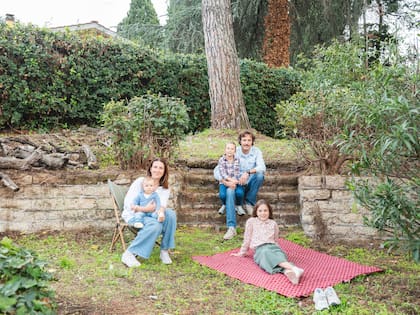Sara y Daniele, dueños de casa, disfrutan de su jardín junto a sus hijas Fiamma, Sole y Celeste.