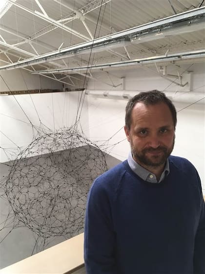 Saraceno y su obra en la galería Ruth Benzacar
