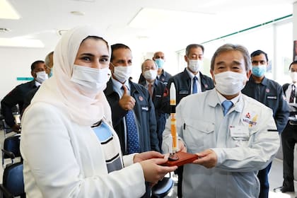 Sarah AlAmeeri, ministra de ciencias avanzadas de Emiratos Árabes Unidos, celebra el despegue exitoso del cohete en Tanegashima Japón, junto a Naohiko Abe, vicepresidente senior de Mitsubishi Heavy Industries