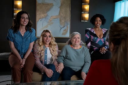 Sarah Bareilles, Busy Philips, Paula Pell y Renee Elise Goldberry