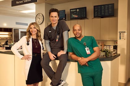 Sarah Chalke, Zach Braff y Donald Faison, en Scrubs