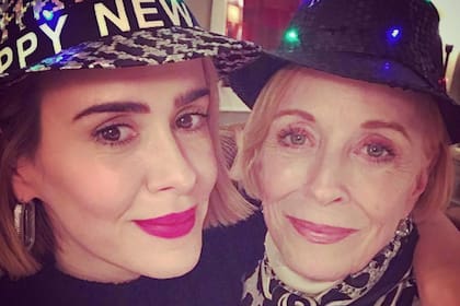 Sarah, de 46, y Holland, de 78, llevan 5 años juntas