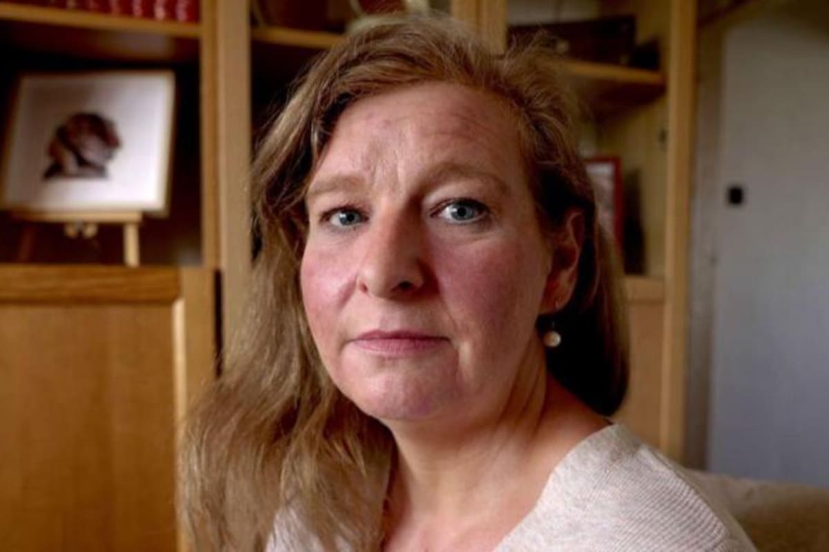 Sarah dice que los medicamentos que le recetaron a su padre hicieron que él se obsesionara con la pornografía.