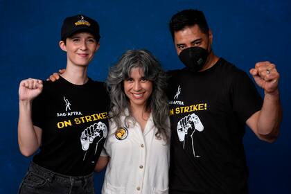 Sarah Elmaleh, de izquierda a derecha, Ashly Burch y Noshir Dalal posan para un retrato para promocionar "Game Actors on Game Actors" de SAG AFTRA durante la Comic-Con International el viernes 26 de julio de 2024 en San Diego. (Foto AP/Chris Pizzello)