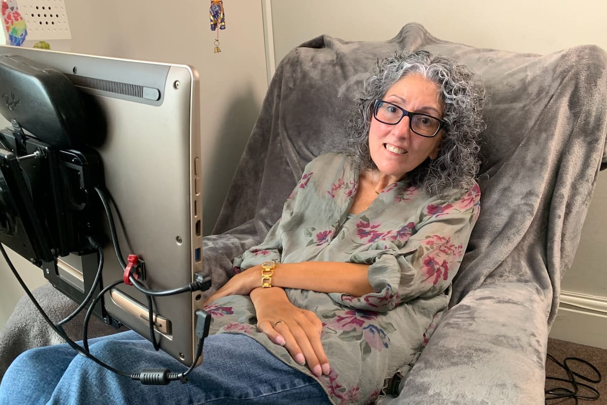 Sarah Ezekiel perdió su voz hace 25 años por una enfermedad neurodegenerativa; pero un audio de 8 segundos registrado en un VHS permitió generar una versión digital de su voz original para que pueda comunicarse usando una computadora