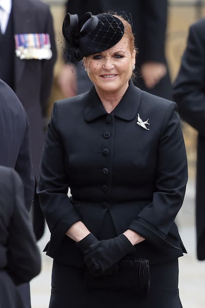 Sarah Ferguson, ex mujer del príncipe Andrés, asistió al funeral de su ex suegra con un tailleur de pollera, un tocado con red y un broche en forma de golondrina, en símbolo de la partida de la Reina.