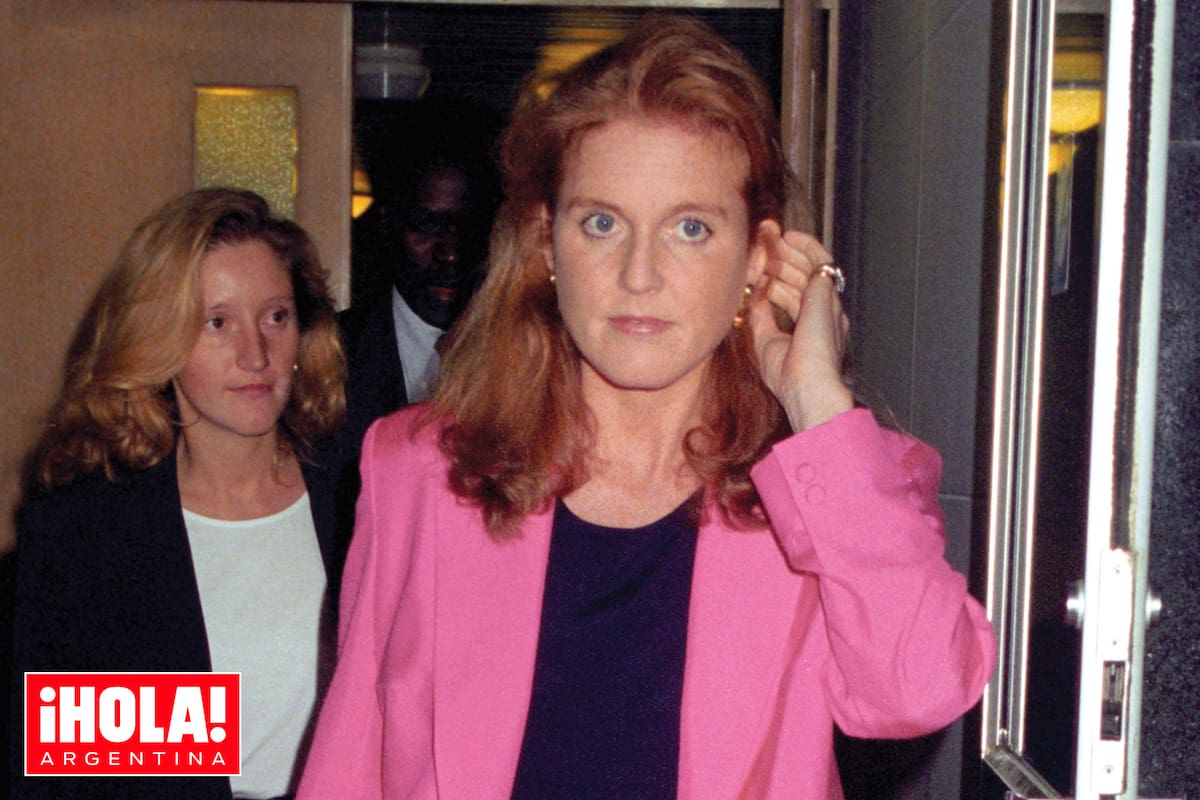 Sarah Ferguson, exmujer del príncipe Andrés, contrató a Jane Andrews (en la imagen, detrás de ella) para que fuera su asistente personal, sin saber que su empleada era depresiva, violenta y con tendencias suicidas. La foto fue tomada en octubre de 1994, antes de que embarcaran juntas rumbo a Kenia.