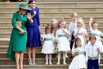 Tras más de dos décadas alejada de la familia real británica, Sarah Ferguson deslumbró en la boda de su hija Eugenia, con un diseño de una firma local, Emma Louise Design. La princesa Beatriz, en tanto, confió su look en la etiqueta Ralph and Russo.