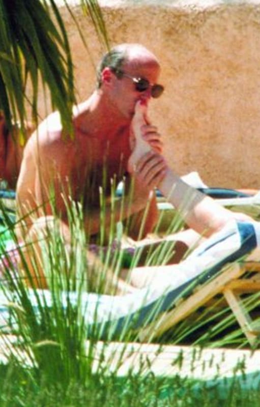 Sarah Ferguson, recién separada de Andrés, fue fotografiada en topless junto a otro hombre