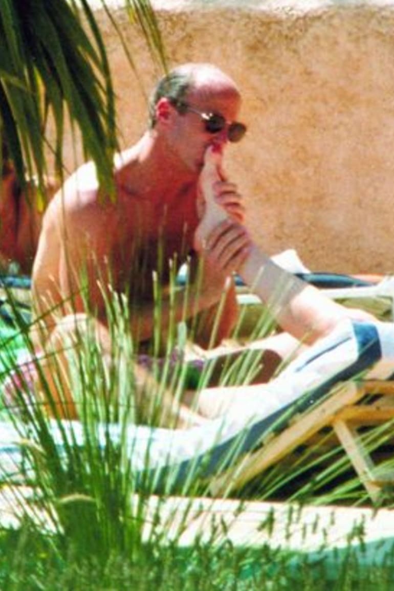 Sarah Ferguson, recién separada de Andrés, fue fotografiada en topless junto a otro hombre