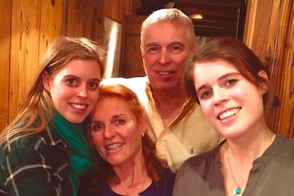 Sarah Ferguson y el príncipe Andres tuvieron dos hijas, las duquesas Eugenie y Beatriz, que se casó el viernes pasado