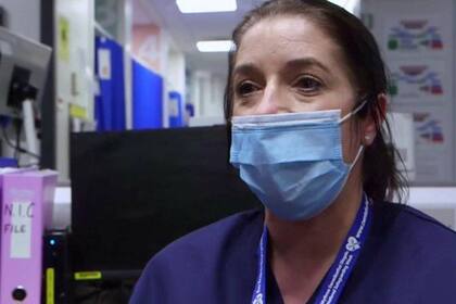 Sarah Fogarasy es enfermera en la unidad de emergencias del Hospital Royal Glamorgan en Gales.