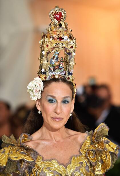 La actriz Sarah Jessica Parker con un diseño de Dolce & Gabbana y tocado que representa un pesebre, en 2018