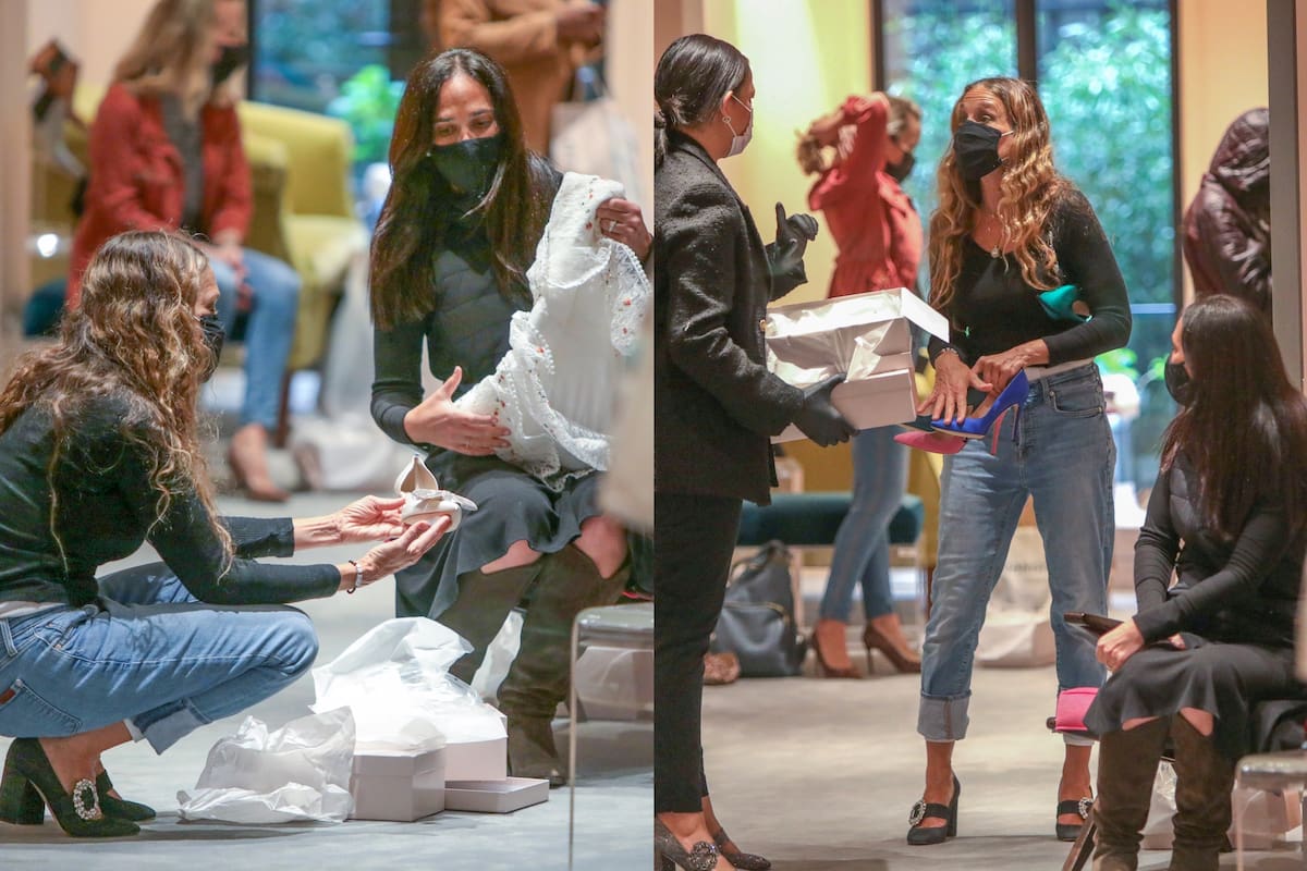 Sarah Jessica Parker atendiendo clientes en su local de zapatos
