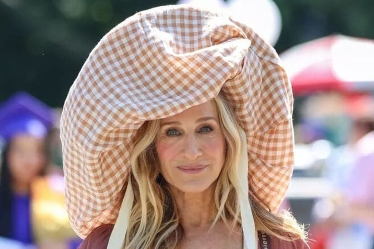 Sarah Jessica Parker continuó con sus llamativos y únicos looks en And just like that