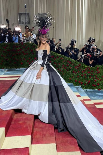 Sarah Jessica Parker deslumbró con un vestido que homenajea a la primera diseñadora afroamericana en llegar a la Casa Blanca