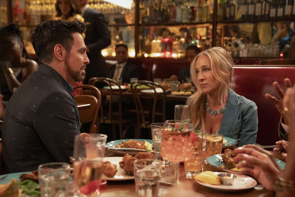 Sarah Jessica Parker, en su emblemático personaje Carrie Bradshaw, en And Just Like That, el spin-off de la serie original, pero con una visión de estas mujeres en sus cincuenta