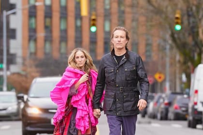 Sarah Jessica Parker y John Corbett en las calles de Nueva York, durante el rodaje de la segunda temporada de And Just Like That...