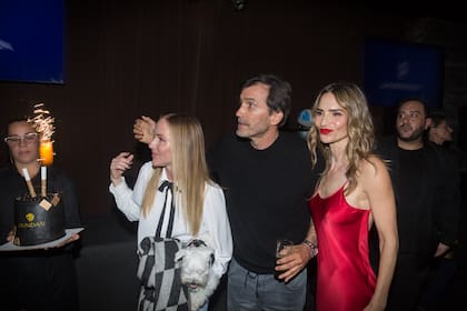 Sarah junto a Adolfito y María Vázquez con las bengalas encendidas para pedir tres deseos.
