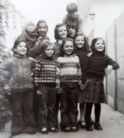 Sarah, junto a sus primos, con quienes se reunía en el "Club del Cuento".