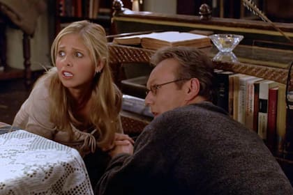 Sarah Michelle Gellar como Buffy Summers y Anthony Stewart Head como su maestro, Giles