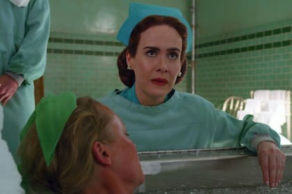 Sarah Paulson como la enfermera Ratched de Atrapado sin salida, en la precuela en formato serie ambientada en 1947 que llegará a Netflix en septiembre