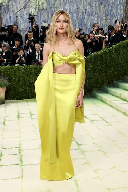 Sarah Pidgeon apostó por el color con este conjunto de dos piezas en color lima de Loewe. Su top simulando un moño le aportó sensualidad a su imagen