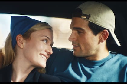 Sarah Pidgeon como Carolyn Bessette y Paul Anthony Kelly en la piel de John F. Kennedy Jr. en la miniserie Love Story