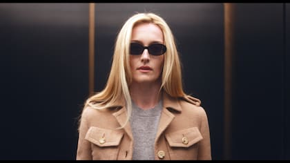 Sarah Pidgeon con los inseparables anteojos de Carolyn Bessette y su tapado Prada original