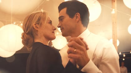 Sarah Pidgeon y Paul Kelly reconstruyen la historia de amor de Carolyn Bessette y John F. Kennedy Jr. en "Love Story"