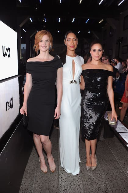 Sarah Rafferty, Gina Torres y Meghan Markle en junio de 2012 en Nueva York. La serie Suits comenzó en 2011 y finalizó en 2019 después de nueve temporadas al aire.