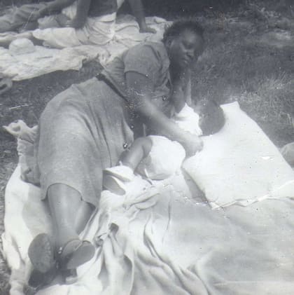 Sarah Rector con su sobrino en 1960