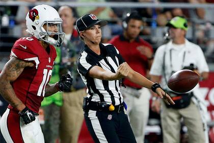 Sarah Thomas, la primera mujer en formar parte del cuerpo arbitral del Super Bowl