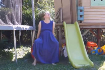 Sarah tuvo a su hijo en el jardín de su casa mientras se grababa con una camarita.