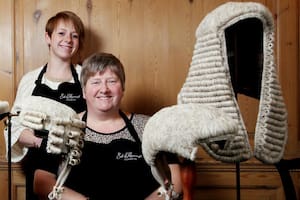 Sarah y Sandra Bartlett, elaboran pelucas para la justicia británica en Ede & Ravenscroft.