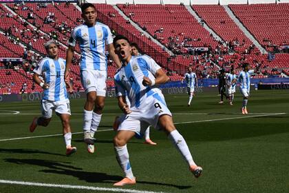 Sarco, goleador del torneo, celebra el 1 a 0 ante Nigeria; detrás, Gorosito, el máximo asistidor