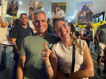 Sari y Ami en la Plaza de los Rehenes de Tel Aviv