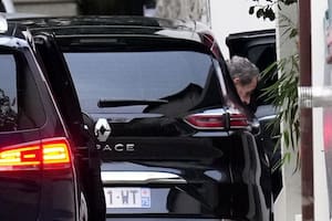 Sarkozy llega a su domicilio tras ser liberado