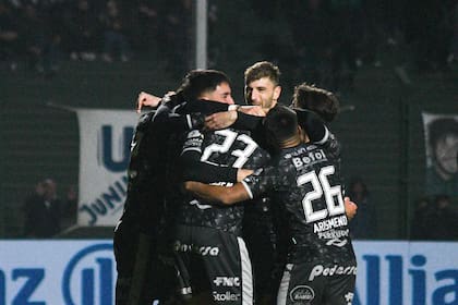 Sarmiento celebra el gol propiciado por Federico Rasmussen, a quien ayudó su rival Raúl Lozano para que se diera el 2-1 parcial.