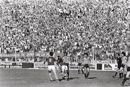 El partido que Sarmiento ganó 2-1 y con el que prácticamente se aseguró el ascenso