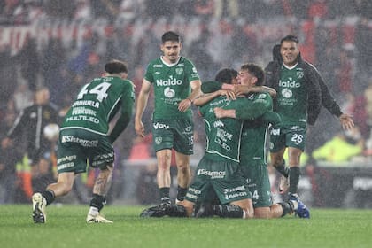 Sarmiento festejó el gran triunfo que logró en el Monumental