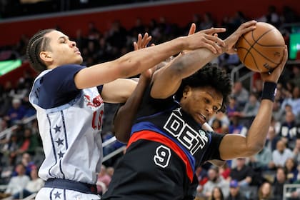 Sarr anota 19 y brilla en ambos lados mientras Wizards vencen 129-125 a Pistons